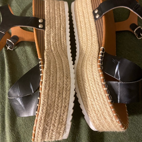 Platform sandals - Picture 2 of 4